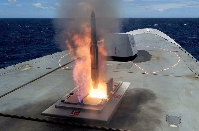 Lớp Anzac được trang bị tên lửa phòng không trên hạm RIM-162 ESSM được thiết kế tối ưu đánh chặn các loại tên lửa chống hạm siêu âm, tất nhiên là cả máy bay hay trực thăng nếu cần. Nó có tầm bắn 50km, tốc độ tối đa Mach 4, trang bị đầu tự dẫn radar bán chủ động. Nguồn ảnh: Wikipedia.