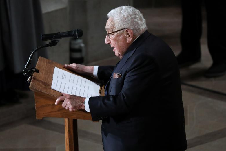 Cựu Ngoại trưởng Henry Kissinger, một nhân vật trung tâm khác của Mỹ trong Chiến tranh Việt Nam, nói rằng Thượng nghị sĩ McCain là "món quà của vận mệnh". "Sự tập trung của John McCain là nhằm tạo ra tương lai tốt hơn. Là một thượng nghị sĩ, ông ủng hộ việc khôi phục bình thường hóa quan hệ với Việt Nam", ông Kissinger nói. Ảnh: Reuters.