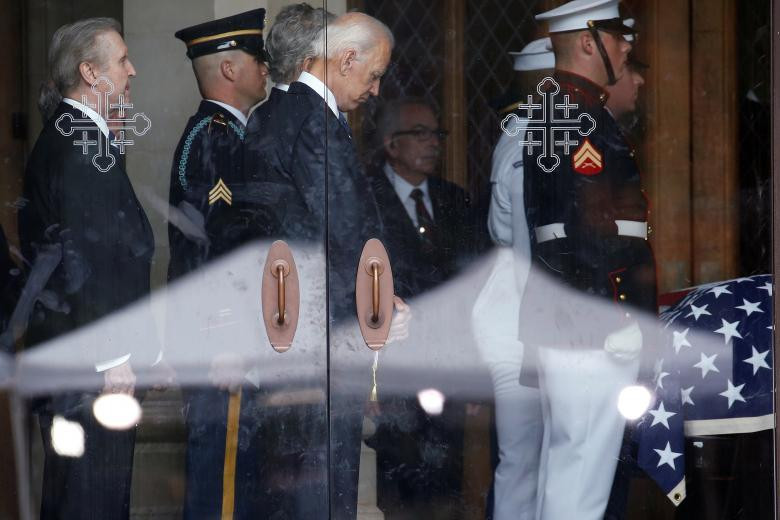 Trong ngày 1/9 truyền thông Mỹ đều đồng loạt đưa tin về tang lễ của cố Thượng nghị sĩ John McCain được tổ chức trọng thể tại Điện Capitol ở thủ đô Washington của Mỹ với sự tham dự của các quan chức chính phủ và cựu chính khách cùng đại diện một số nước. Ảnh: Reuters.