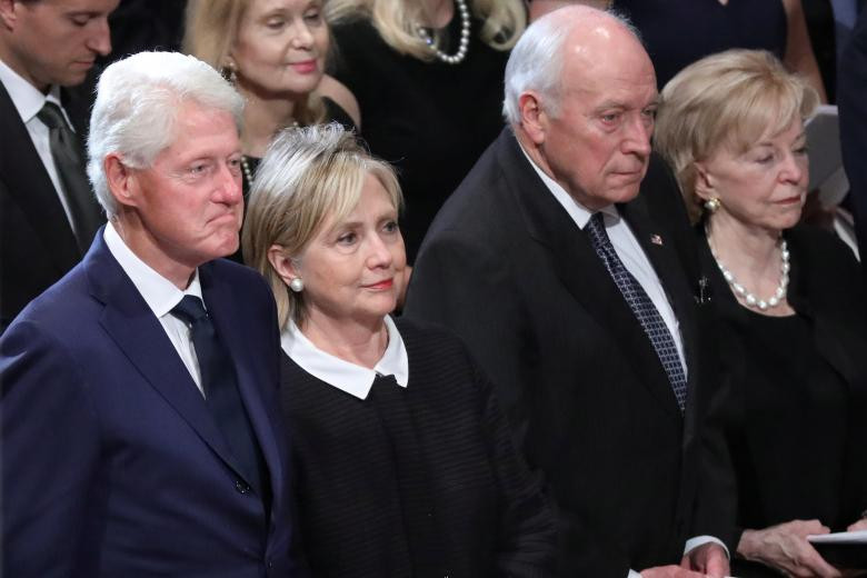 Vợ chồng cựu Tổng thống Bill Clinton và vợ chồng cựu Phó tổng thống Dick Cheney dự lễ tang. Ảnh: Reuters.