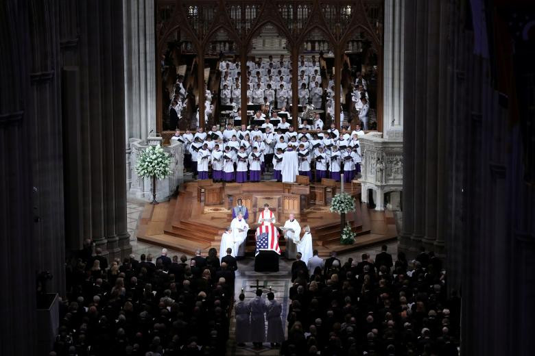 Linh cữu Thượng nghị sĩ John McCain được đưa vào Vương cung thánh đường quốc gia ở thủ đô Washington D.C. Ảnh: Reuters.