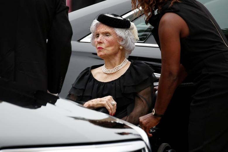 Bà Roberta McCain (106 tuổi) dự tang lễ của con trai. Ảnh: Reuters.