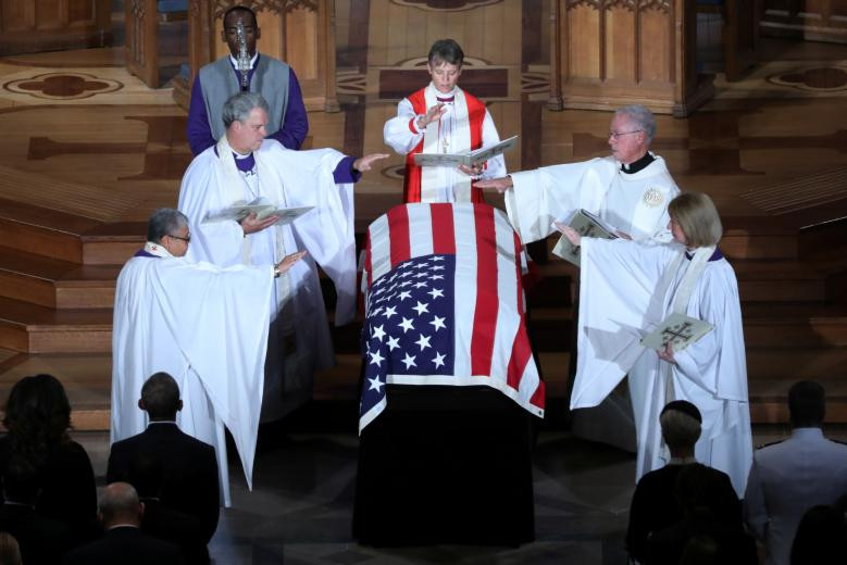 Quang cảnh bên trong Vương cung thánh đường quốc gia. Lễ an táng sẽ diễn ra vào ngày 2.9 tại nghĩa trang Học viện hải quân Mỹ ở thành phố Annapolis, bang Maryland. Ảnh: Reuters.