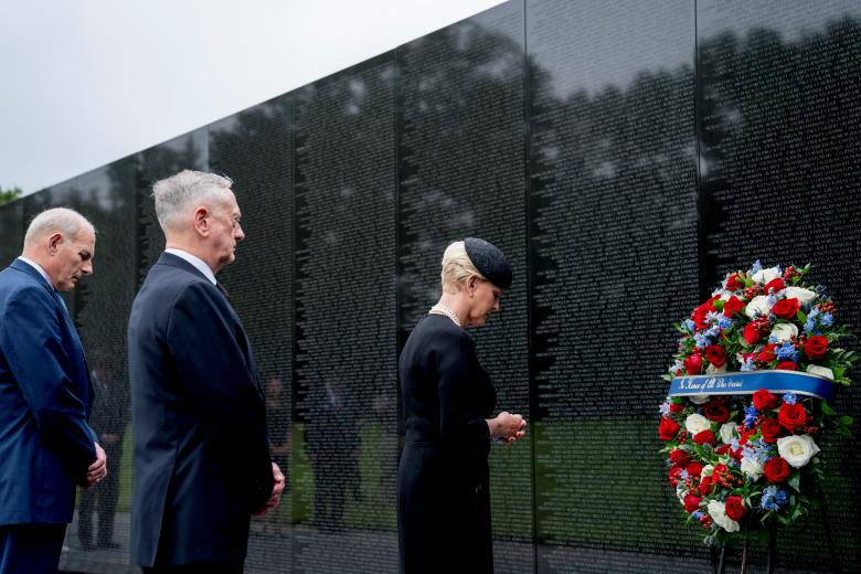 Phu nhân Cindy McCain cùng Bộ trưởng Quốc phòng James Mattis (giữa) và Chánh văn phòng Nhà Trắng John Kelly đặt vòng hoa tưởng niệm những người đã từng tham chiến ở Việt Nam. Ảnh: Reuters.