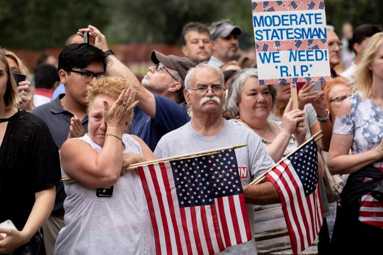 Người dân Mỹ tiễn đưa Thượng nghị sĩ McCain tại thủ đô Washington. Ảnh: Reuters.