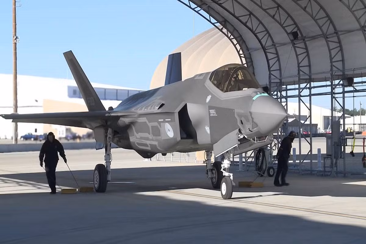 Không quân Hà Lan cũng đang có ít nhất 2 chiếc F-35A đang được thử nghiệm ở Mỹ và có kế hoạch bàn giao trong năm 2019, với số lượng đặt mua là 27 chiếc.