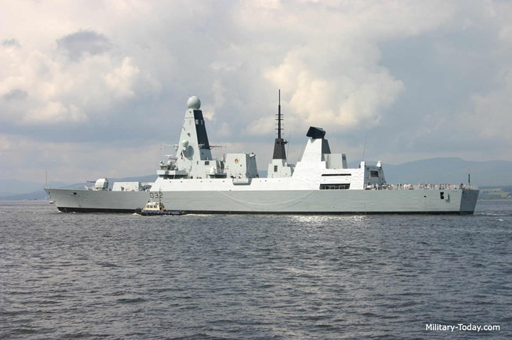 Cụ thể, Type-45 trang bị 8 tên lửa chống hạm Harpoon, pháo hạm BAE Mk 8 113 mm, pháo tầm cực gần Oerlikon 30mm và Phalanx 20mm. Ảnh: Military-Today.
