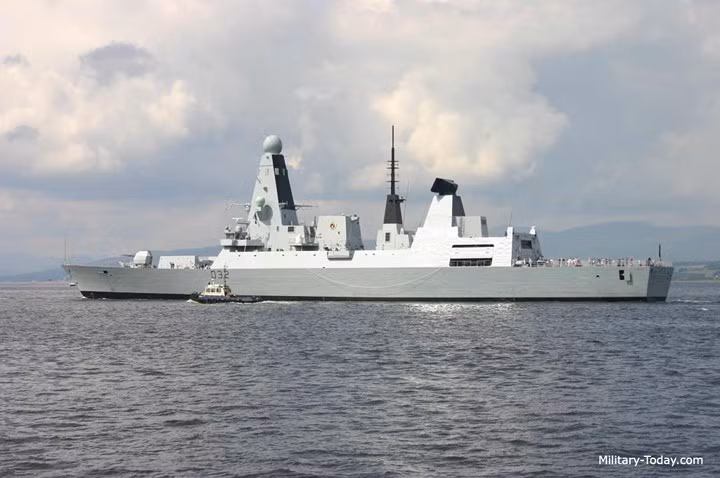 Cụ thể, Type-45 trang bị 8 tên lửa chống hạm Harpoon, pháo hạm BAE Mk 8 113 mm, pháo tầm cực gần Oerlikon 30mm và Phalanx 20mm. Ảnh: Military-Today.