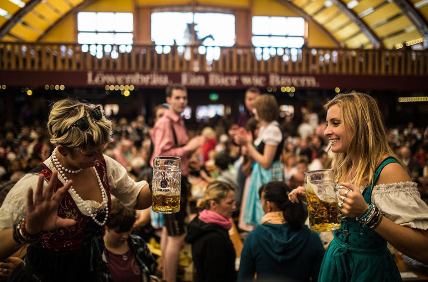 8. Oktoberfest thực chất là lễ kỷ niệm: Lễ hội bia Oktoberfest là lễ kỷ niệm có lịch sử lâu đời nhất thế giới. Đây là lễ mừng đám cưới hoàng gia giữa Thái tử Ludwig và Công chúa Therese, diễn ra vào tháng 10/1810. Ảnh: TourRadar.