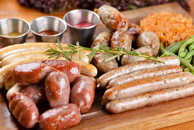 4. Đức có gần 1.000 loại xúc xích: Xúc xích Đức nổi tiếng nhất là currywurst được tẩm cà ri cay. Mỗi năm, Đức tiêu thụ khoảng 800 triệu chiếc currywurst. Ngoài ra, quốc gia này còn có gần 1.000 loại xúc xích khác. Ảnh: Foodal.