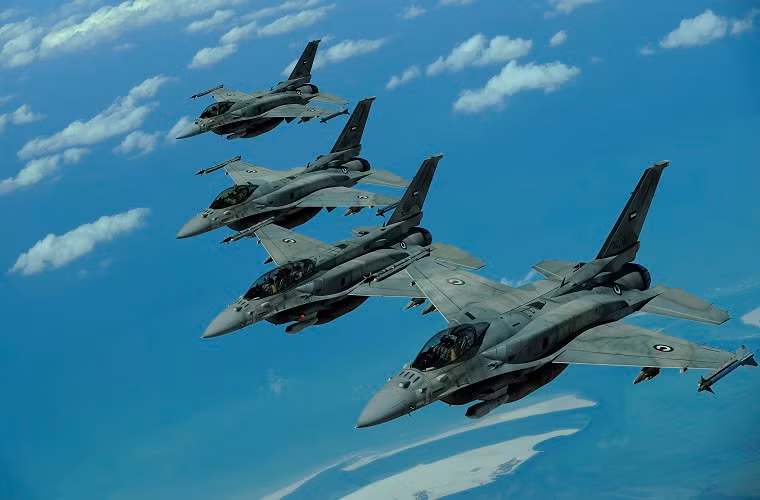 Nếu so sánh với Không quân các nước trong khu vực, UAE sở hữu lực lượng không quân khá đáng mơ ước và gần như hiện đại nhất Trung Đông và chỉ thua một số quốc gia về số lượng máy bay chiến đấu. Dù vậy Không quân UAE vẫn đang không ngừng được mở rộng với một loạt các hợp đồng mua sắm mới trong tương lai gần. Nguồn ảnh: Air Force Magazine.