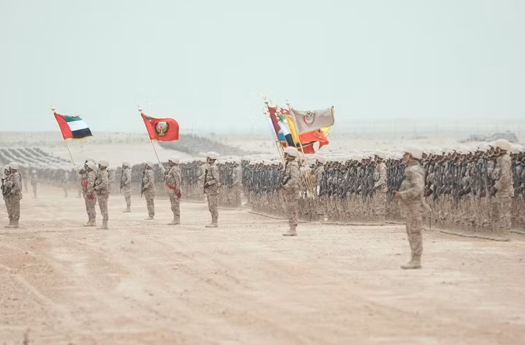 Dù thế giới không để tâm nhiều tới tiềm lực quân sự UAE nhưng quốc gia này nằm trong top 15 đất nước đổ tiền cho quân sự nhiều nhất hành tinh năm 2013. Theo Viện nghiên cứu Hòa bình Quốc tế Stockholm, chi tiêu quốc phòng của UAE đã tăng gần gấp đôi trong 10 năm qua với hơn 14 tỷ USD và là một trong 10 quốc gia nhập khẩu vũ khí nhiều nhất thế giới. Nguồn ảnh: The National.