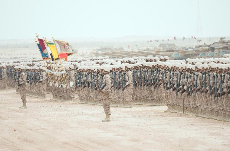 Ngoài ra nhằm tăng cường tiềm lực quân sự, bên cạnh mua sắm ồ ạt vũ khí mới, UAE đã ra chính sách nghĩa vụ quân sự bắt buộc với nam giới từ 18 tới 30 tuổi trong tháng 6. Theo đó, những người tốt nghiệp cấp 3 phải đi lính 9 tháng trong khi những người không có bằng phải đi nghĩa vụ quân sự 2 năm. Nguồn ảnh: Pakistan Defence.