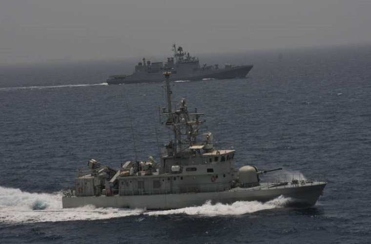 Giống như Hải quân nhiều nước Trung Đông khác, UAE có lực lượng hải quân khá khá mỏng, chỉ có khoảng 2.500 nhân sự, tổng số lượng tàu thuyền của Hải quân UAE chỉ vào khoảng 75 tàu, trong đó chỉ có 2 tàu hộ vệ được trang bị tên lửa cùng 12 tàu tuần tra được vũ trang ở mức đáng kể.