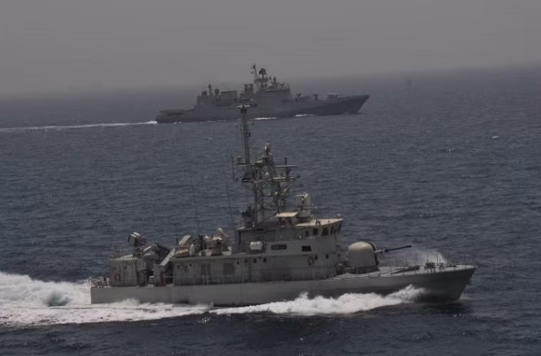 Giống như Hải quân nhiều nước Trung Đông khác, UAE có lực lượng hải quân khá khá mỏng, chỉ có khoảng 2.500 nhân sự, tổng số lượng tàu thuyền của Hải quân UAE chỉ vào khoảng 75 tàu, trong đó chỉ có 2 tàu hộ vệ được trang bị tên lửa cùng 12 tàu tuần tra được vũ trang ở mức đáng kể.