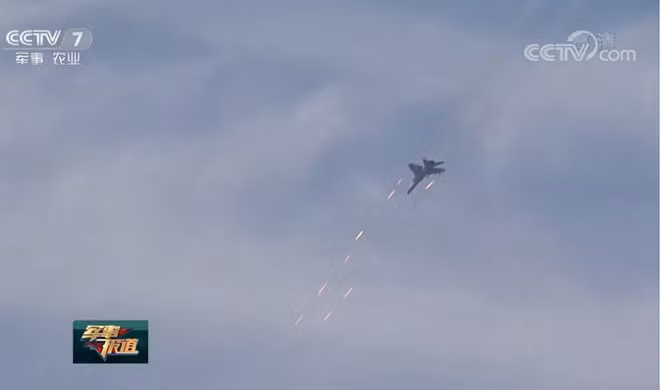 Hang chuc may bay Trung Quoc tap tran ban dan that tren Bien Dong-Hinh-2