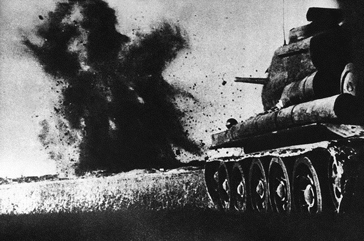 Trận chiến tại Vòng Cung Kursk kết thúc vào ngày 23/8/1943. Đây là một bước ngoặt của Thế chiến 2. Trận đánh có sự tham gia của 4 triệu sĩ quan và binh lính thuộc 2 phe. Hơn 10.000 xe tăng và 11.000 máy bay được huy động vào trận này.