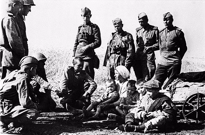 Chiến sĩ Hồng quân nói chuyện với cư dân ngôi làng Prokhorovka vào năm 1943.