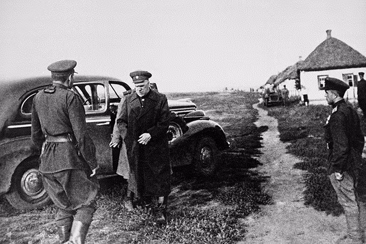 Nguyên soái Xô viết Georgy Zhukov xuất hiện ở ngoại ô thành phố Kursk, nơi diễn ra trận đấu tăng lớn nhất Chiến tranh Thế giới thứ 2.