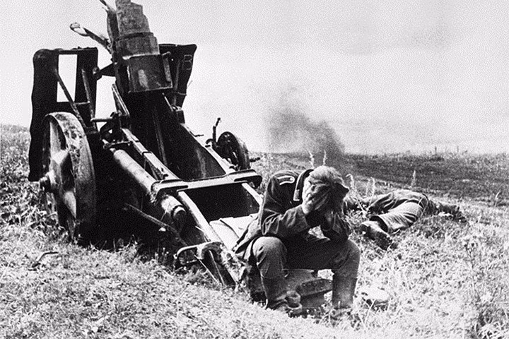 Lính Đức ôm mặt đau khổ bên các khẩu pháo đã bị phá hủy, năm 1943.