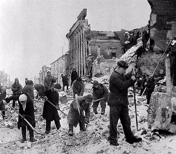 Người dân tham gia dọn dẹp tại phố Lenin ở Kursk vào năm 1943.