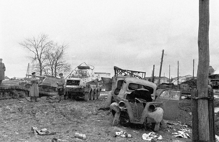 Xác ô tô quân sự của Đức Quốc xã sau thất bại tại chiến trường Kursk.