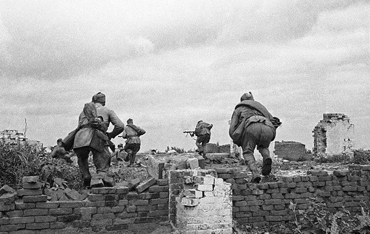 Binh sĩ Hồng quân tiến qua các đống đổ nát. Trận Kursk thay đổi cục diện Mặt trận phía Đông.