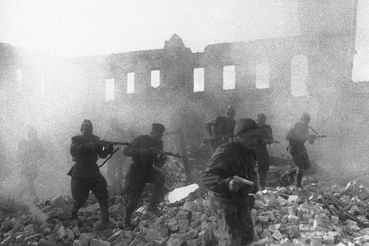 Bộ đội Liên Xô tác chiến ở gần thành phố Dmitrov-Orlovsky trong chiến dịch Kursk.