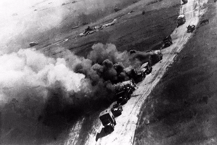 Phi cơ của Hồng quân Liên Xô đã bắn phá đoàn xe quân sự của quân đội phát xít Đức trên đường bộ.