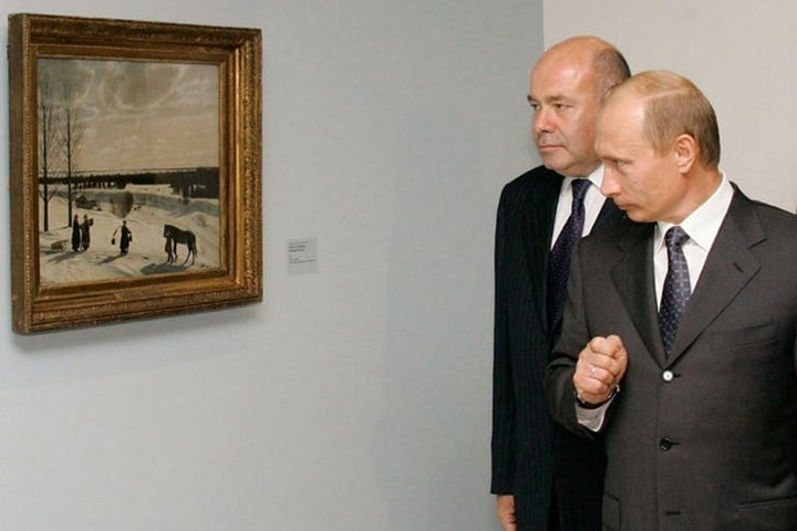 Đam mê các tác phẩm nghệ thuật. Giới tỷ phú cũng thường thích sưu tập các tác phẩm này. Mà các tác phẩm nghệ thuật này, như của các danh họa Leonardo Da Vinci, Michelangelo..., thường vô cùng đắt.