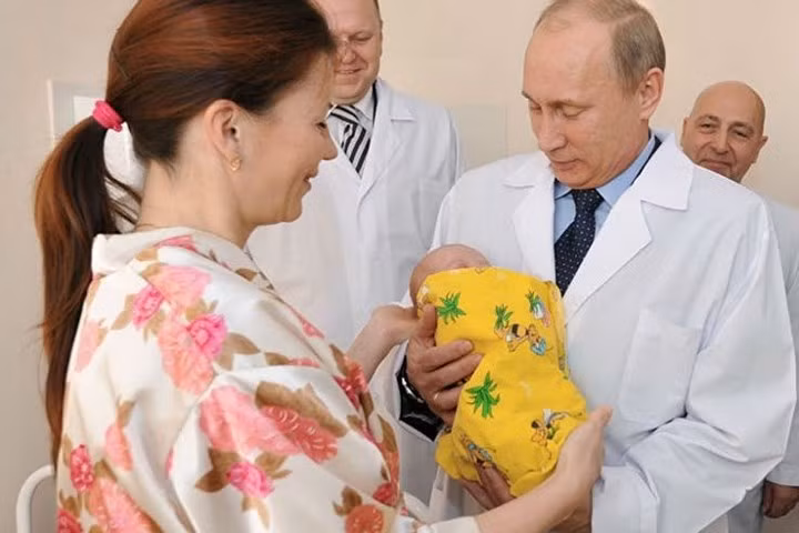 Tổng thống Nga Vladimir Putin rất hay quyên góp tiền bạc. Có tin tức cho hay ông đã quyên 5 triệu USD cho các nạn nhân bão Harvey ở Mỹ.