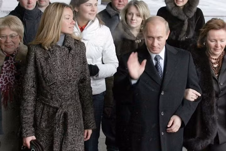 Tổng thống Putin rất đầu tư cho chuyện học hành của con gái mình. Và các con gái của ông đã tốt nghiệp từ các trường đại học danh tiếng, với mức học phí cao.