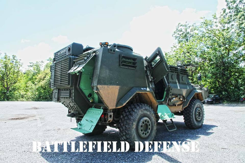 So với V-150, gói nâng cấp HVM-150 được trang bị hai cửa lên xuống thay vì một, một cửa ở vị trí tương tự như V-150 và một cửa khác phía sau xe ngay cạnh động cơ. Thiết kế này cho phép binh sĩ và kíp lái cơ động di chuyển sang phía sau xe khi đối diện với hỏa lực bắn thẳng của đối phương. Nguồn ảnh: Battlefield Defense.