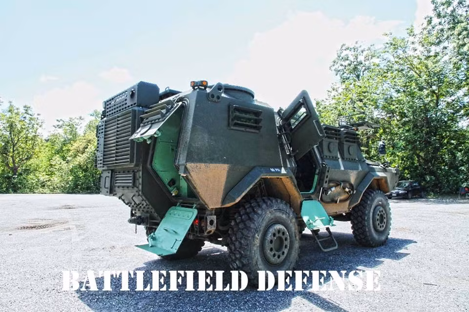 So với V-150, gói nâng cấp HVM-150 được trang bị hai cửa lên xuống thay vì một, một cửa ở vị trí tương tự như V-150 và một cửa khác phía sau xe ngay cạnh động cơ. Thiết kế này cho phép binh sĩ và kíp lái cơ động di chuyển sang phía sau xe khi đối diện với hỏa lực bắn thẳng của đối phương. Nguồn ảnh: Battlefield Defense.