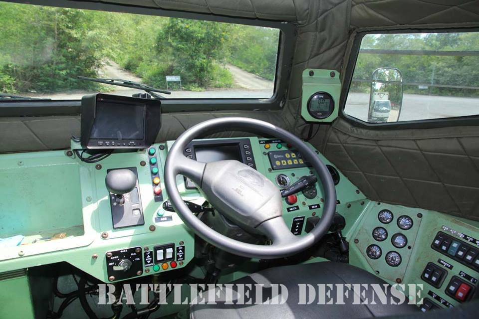 Hình ảnh bên trong cabin của HVM-150, với nội thất bên trong xe đã được thay đổi tăng cường thêm các lớp giáp bảo vệ cho kíp lái. Xe cũng được trang bị kính chắn gió mới mở rộng ra hai bên cho phép lái xe có góc nhìn tốt hơn, dĩ nhiên HVM-150 cũng được trang bị kính chống đạn theo tiêu chuẩn của NATO. Nguồn ảnh: Battlefield Defense.