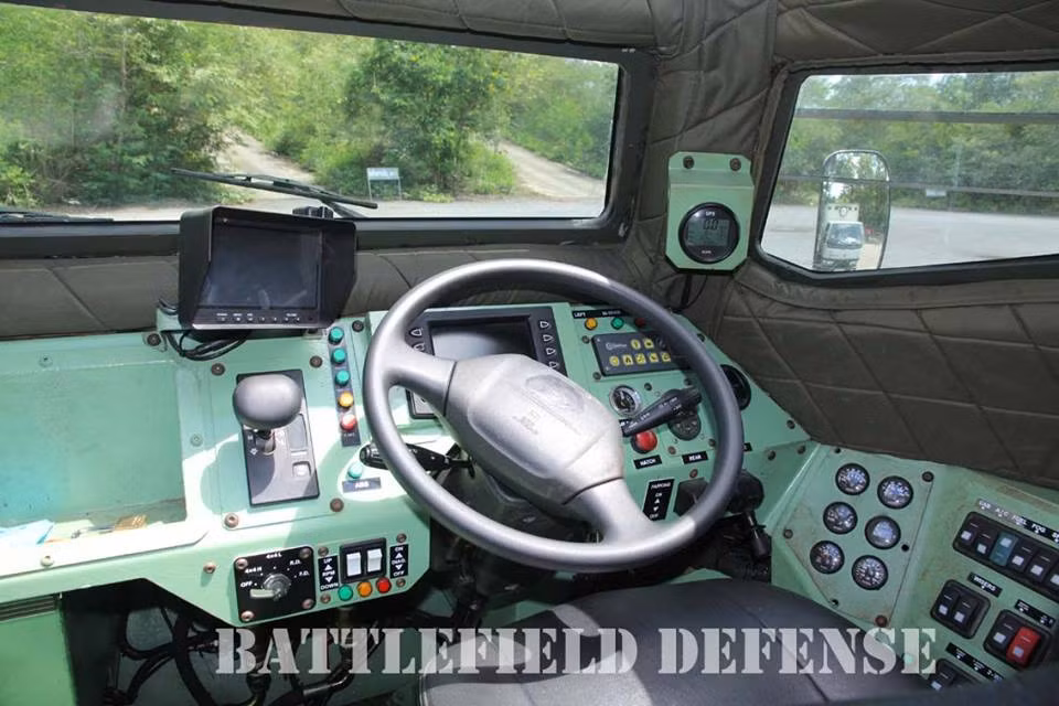 Hình ảnh bên trong cabin của HVM-150, với nội thất bên trong xe đã được thay đổi tăng cường thêm các lớp giáp bảo vệ cho kíp lái. Xe cũng được trang bị kính chắn gió mới mở rộng ra hai bên cho phép lái xe có góc nhìn tốt hơn, dĩ nhiên HVM-150 cũng được trang bị kính chống đạn theo tiêu chuẩn của NATO. Nguồn ảnh: Battlefield Defense.