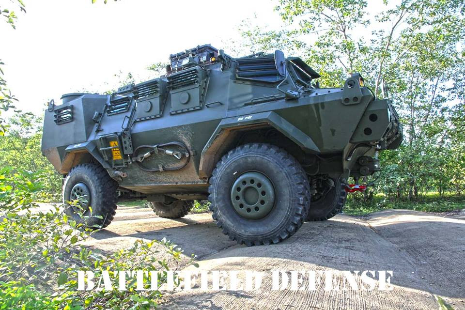 Điểm nhấn của HVM-150 so với V-150 chính là việc được trang bị động cơ có công suất 240 mã lực đi kèm hộp số tự động Allison 4500 SP và hệ thống phanh đĩa ABS. Cần phải nói thêm là với nguyên bản V-150, nó được trang bị động cơ xăng 210 mã lực, với vận tốc di chuyển tối đa 100km/h. Còn HVM-150 sẽ vào khoảng 110km/h với tầm hoạt động hơn 800km. Nguồn ảnh: Battlefield Defense.