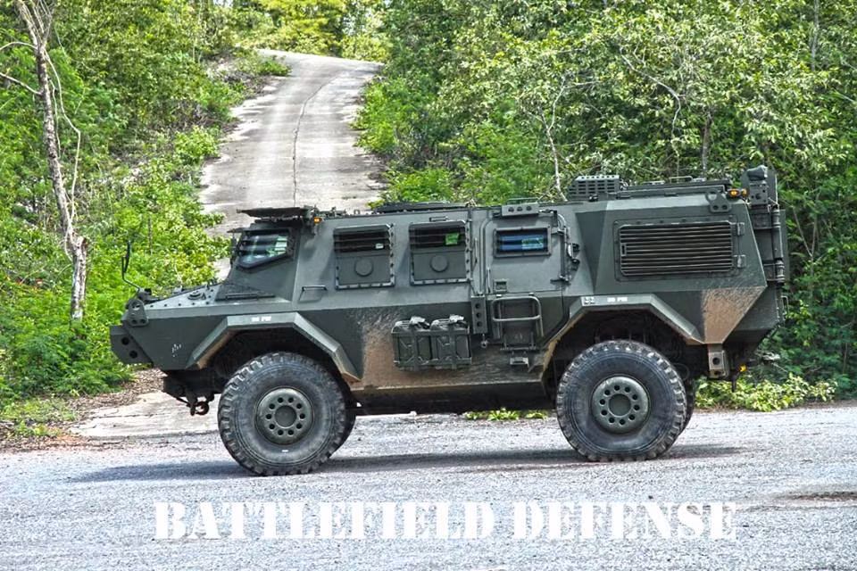 Về lớp giáp bảo vệ mới của HVM-150 nó được trang giáp cấp 3 STANAG 4569 theo tiêu chuẩn của NATO, có khả năng chống lại được các loại đạn bộ binh 7.62mm kể cả đạn xuyên giáp. Nhiều thông tin cho biết nhiều khả năng HVM-150 còn chống lại được cả đạn 12.7mm. Nguồn ảnh: Battlefield Defense.