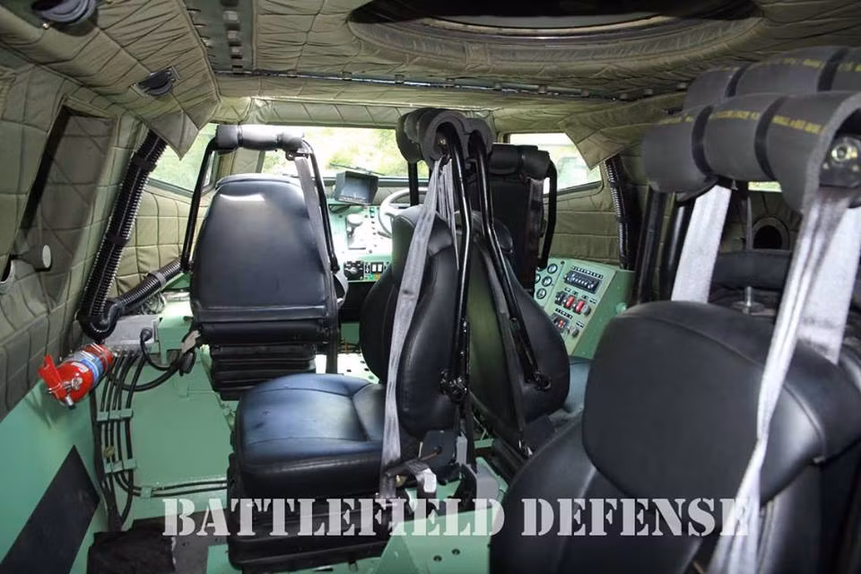 Vị trí ngồi của binh sĩ trên trong HVM-150 đối diện mỗi vị trí là cửa mở đi kèm cả lỗ châu mãi cho phép binh sĩ bắn ra bên ngoài, các vị trí này được trang bị kính chống đạn kết hợp các lớp thép mỏng chống hỏa lực bắn thẳng. Nguồn ảnh: Battlefield Defense.