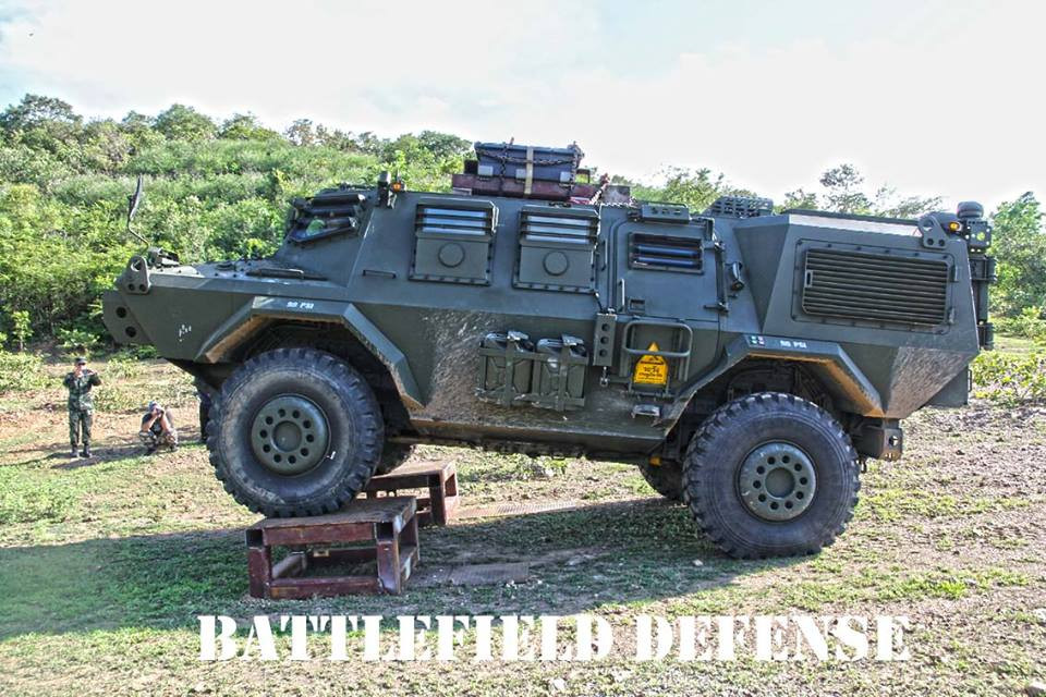 Quay lại thiết kế bên ngoài của HVM-150, nó được tích hợp thêm một lớp giáp mới dựa trên nền tảng cũ của V-150, điều này đưa trọng lượng của xe lên 17 tấn so với 12.7 tấn trên V-150. Chiều dài của xe vào khoảng 6.6 mét, rộng 2.6 mét và cao 3 mét. Tải trọng tối đa của HVM-150 có thể lên đến 1.5 tấn. Nguồn ảnh: Battlefield Defense.