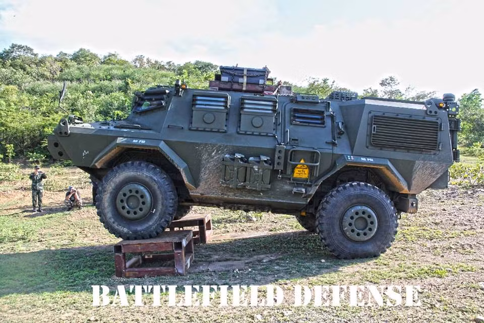 Quay lại thiết kế bên ngoài của HVM-150, nó được tích hợp thêm một lớp giáp mới dựa trên nền tảng cũ của V-150, điều này đưa trọng lượng của xe lên 17 tấn so với 12.7 tấn trên V-150. Chiều dài của xe vào khoảng 6.6 mét, rộng 2.6 mét và cao 3 mét. Tải trọng tối đa của HVM-150 có thể lên đến 1.5 tấn. Nguồn ảnh: Battlefield Defense.