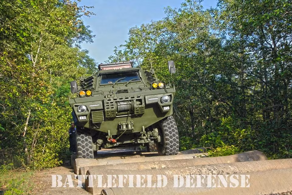 Trên thực tế HVM-150 đã xuất hiện ở Thái Lan từ năm 2017, tuy nhiên thông tin về dòng xe bọc thép này lại khá ít ỏi, thậm chí còn có thông tin đây là một dòng xe bọc thép mới do Thái Lan tự sản xuất bởi thiết kế lạ lẫm của nó, khác biệt hoàn toàn so với nguyên mẫu V-150. Nguồn ảnh: Battlefield Defense.