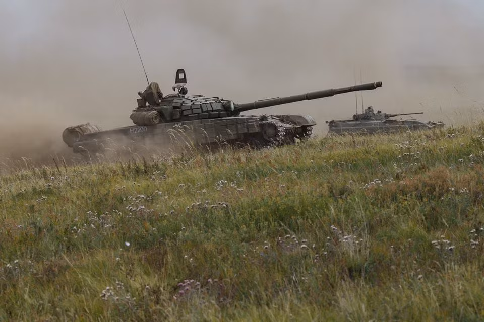 Xe tăng T-72B1 là biến thể cải tiến sâu rộng từ dòng xe tăng T-72, được Quân đội Liên Xô thực hiện trong những năm 1980. Biến thể này được trang bị giáp dày hơn và dùng giáp composite nhiều hơn ở nóc xe, phía trước xe và hông tháp pháo. Bên cạnh đó tháp pháo và thân xe cũng được trang bị giáp phản ứng nổ ERA "Kontakt-1". Nguồn ảnh: Bộ Quốc phòng Nga.