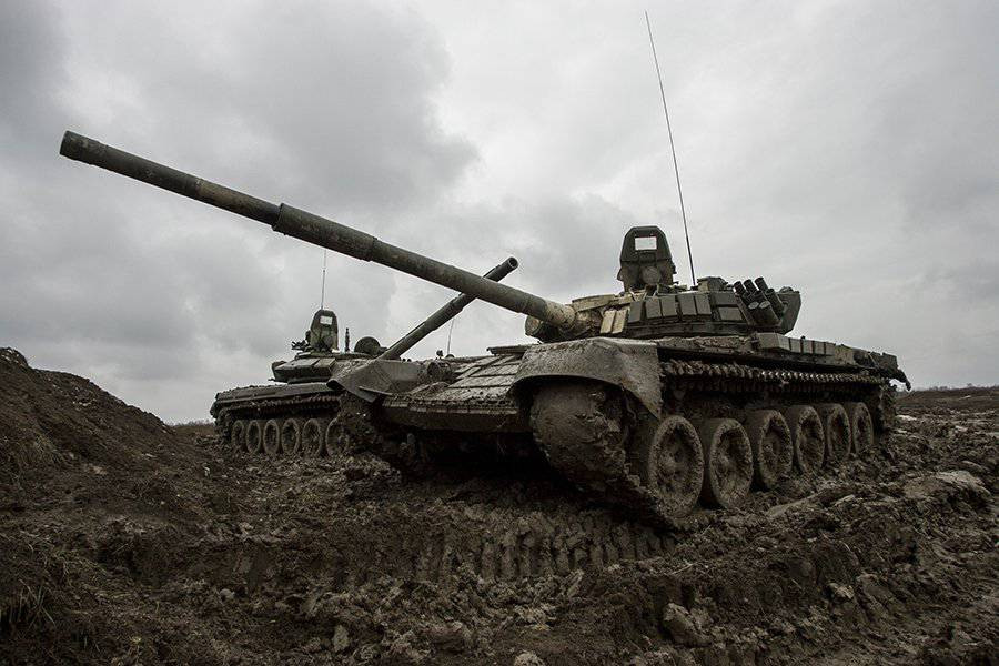 Điều này ít nhiều được thể hiện qua màn phô diễn hàng ngàn xe tăng T-72 của Quân đội Nga trong lễ duyệt binh trên thao trường Tsugol, trong đó T-72B1 vẫn chiếm số lượng đông đảo nhất. Thậm chí người ta còn thấy có sự xuất hiện của cả biến thể T-72AV vốn chưa từng xuất hiện trong nhiều năm qua. Nguồn ảnh: Bộ Quốc phòng Nga.