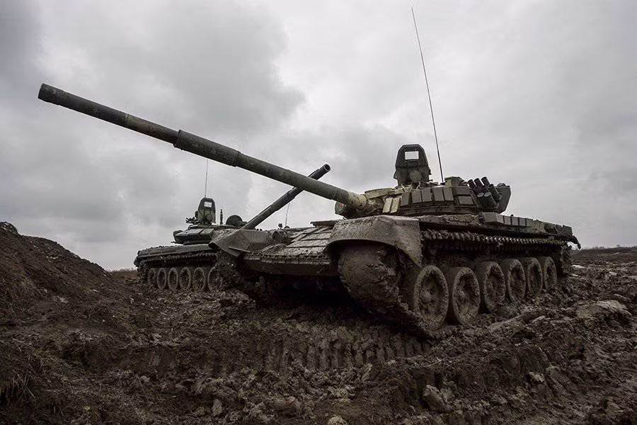 Điều này ít nhiều được thể hiện qua màn phô diễn hàng ngàn xe tăng T-72 của Quân đội Nga trong lễ duyệt binh trên thao trường Tsugol, trong đó T-72B1 vẫn chiếm số lượng đông đảo nhất. Thậm chí người ta còn thấy có sự xuất hiện của cả biến thể T-72AV vốn chưa từng xuất hiện trong nhiều năm qua. Nguồn ảnh: Bộ Quốc phòng Nga.