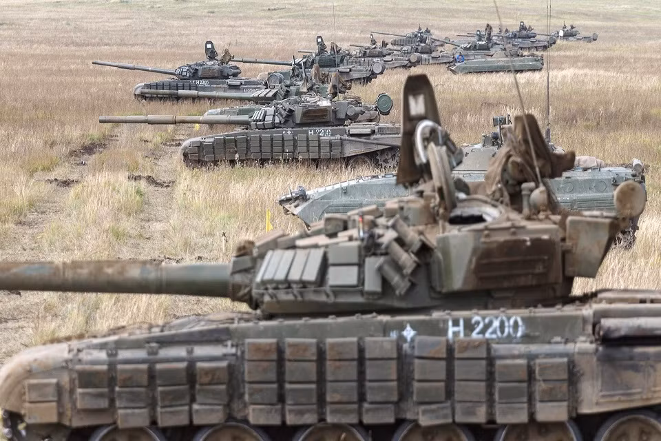 Bản thân Nga cũng sẵn sàng bán cho Việt Nam hay bất cứ quốc gia nào cần tới các biến thể T-72B nếu họ có năng lực tài chính đảm bảo, hoặc sẵn sàng tham gia chương trình hỗ trợ tài chính mua sắm vũ khí từ chính Moscow. Do đó chúng ta hoàn toàn có thể đặt vấn đề với Nga về khả năng mua bổ sung T-72B1 hoặc T-72BM1 hỗ trợ cho T-90S/SK trong tương lai. Nguồn ảnh: Bộ Quốc phòng Nga.