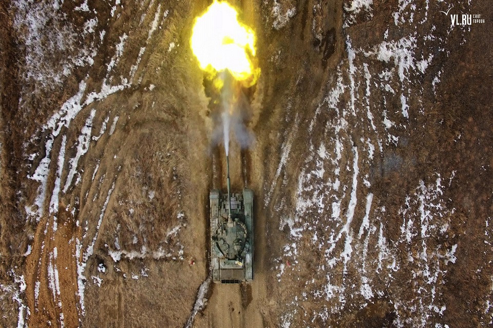 Từ những phân tích trên chúng ta vẫn nên quan tâm tới các dòng xe tăng như T-72 trên con đường hiện đại hóa lực lượng tăng thiết giáp, thay vì quá chú trọng vào các dòng xe tăng hiện đại, cũng như dần loại biên một số dòng xe tăng cũ đã lỗi thời có trong biên chế từng bước xây dựng một lực lượng tăng thiết giáp chính quy, hiện đại, tinh nhuệ. Nguồn ảnh: Bộ Quốc phòng Nga.