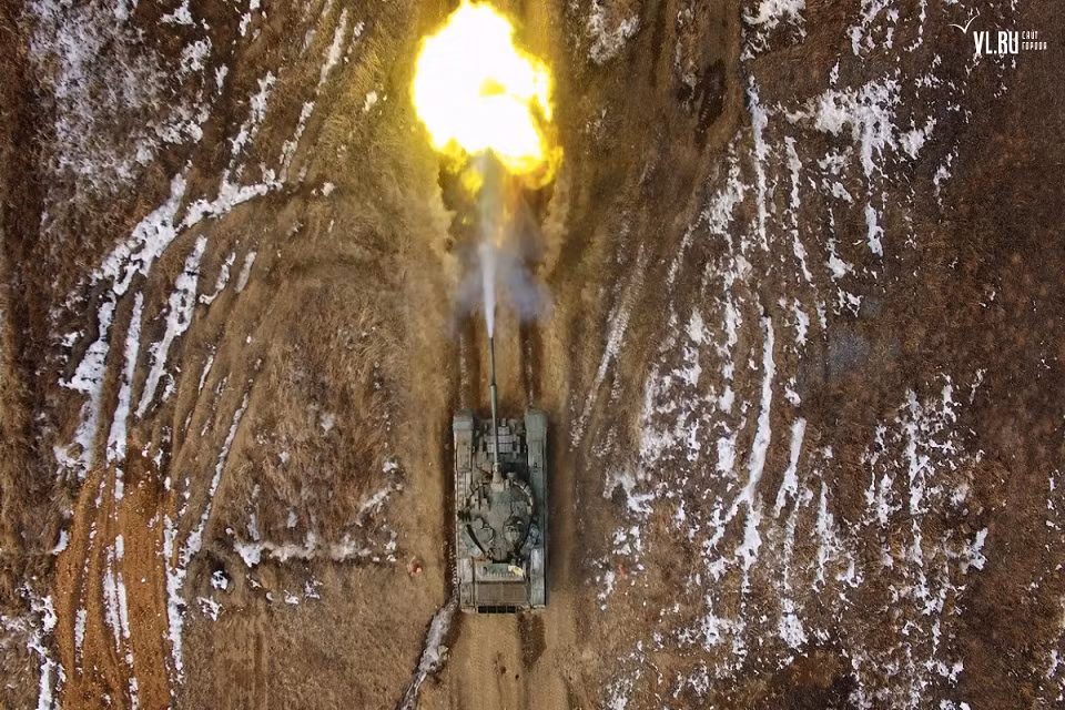 Từ những phân tích trên chúng ta vẫn nên quan tâm tới các dòng xe tăng như T-72 trên con đường hiện đại hóa lực lượng tăng thiết giáp, thay vì quá chú trọng vào các dòng xe tăng hiện đại, cũng như dần loại biên một số dòng xe tăng cũ đã lỗi thời có trong biên chế từng bước xây dựng một lực lượng tăng thiết giáp chính quy, hiện đại, tinh nhuệ. Nguồn ảnh: Bộ Quốc phòng Nga.