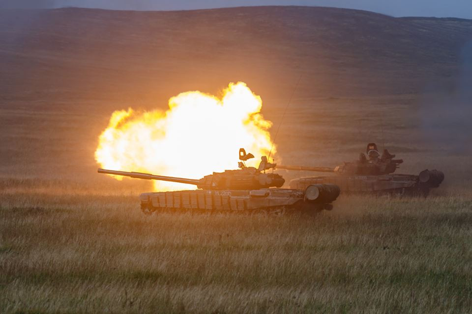 Do đó hơn bao giờ hết Việt Nam cần tới các dòng xe tăng có khả năng phối hợp hiệu quả với T-90S/SK trong tương lại và các biến thể nâng cấp của T-72 đang được Nga chào bán được xem là lựa chọn phù hợp nhất. Ví dụ điển hình nhất cho nhận định này chính là việc Nga liên tục nhận được các hợp đồng đặt mua xe tăng T-72B với gói nâng cấp T-72BM1 “Đại bàng trắng” cho một số quốc gia đang trên con đường hiện đại hóa lực lượng tăng thiết giáp. Nguồn ảnh: Bộ Quốc phòng Nga.