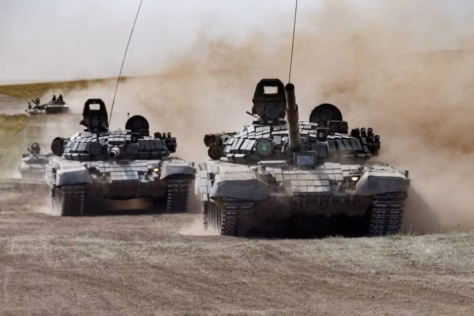 Ở một khía cạnh nào đó T-72B1 cũng là một trong những ứng viên tiềm năng giúp Việt Nam hiện đại hóa lực lượng tăng thiết giáp hiện tại, khi trong các kho dữ trự của Quân đội Nga họ vẫn còn hơn 7.000 chiếc T-72 với nhiều biến thể khác nhau, trong đó nhiều nhất vẫn là T-72B đời đầu. Và đây có thể được xem là lựa chọn ít tốn kém và nhanh nhất để Việt Nam có thể hiện đại hóa lực lượng xe tăng chỉ trong thời gian ngắn. Nguồn ảnh: Bộ Quốc phòng Nga.